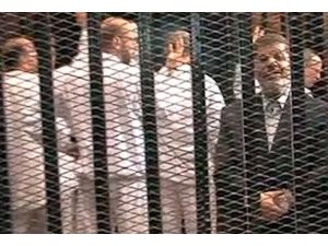 Mahkeme heyeti şok oldu! Mursi imamlık yaptı namaz kıldırdı