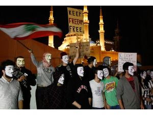 Anonymous üyelerinden maskeli yürüyüş