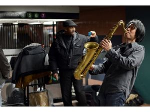 Sokak müzisyenleri için metro ekmek kapısı