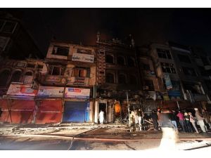 Pakistanda cami yakıldı