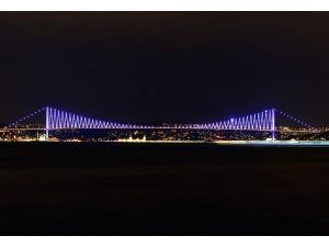 Boğaziçi Köprüsü mor renkle ışıklandırıldı