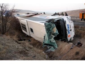 Yolcu otobüsü şarampole devrildi: 1 ölü, 14 yaralı