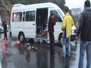 Tiyatrocuları Taşıyan Minibüs Kaza Yaptı: 1i Ağır 8 Yaralı