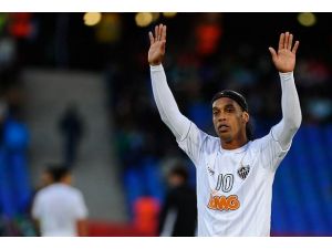 Ronaldinho takımında kaldı