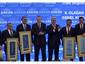 Cumhurbaşkanı Erdoğandan Necmeddin Şimşeke Plaket