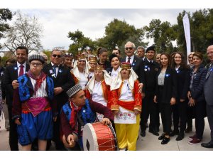 Vali Civelek, otizmli bireylerle bir araya geldi