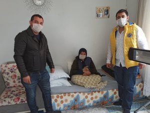  AKPARTİ Marmaris Gençlik Kolları Yaşlılara maske, bal ve kolonya dağıttılar