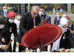 Meclis’in çatısı altında görev yapan kalbi millet sevdasıyla yanıp tutuşan herkesi büyük ve güçlü Türkiye davamıza destek olmaya davet ediyorum