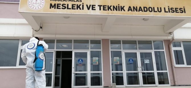 Okulları ve Servis Araçlarını Dezenfekte Ediyor