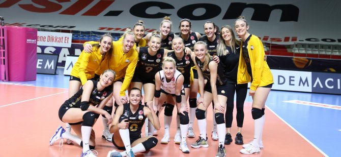 VakıfBank derbi zaferiyle liderliği garantiledi