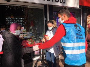 Ülkücü Gençler kadınlara Çiçek Dağıttı