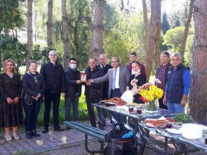 Yüksekokul Sekreteri Hüsnü Gülez Emekli Olan Personeline Plaket Verdi