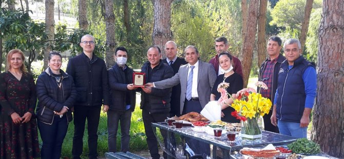 Yüksekokul Sekreteri Hüsnü Gülez Emekli Olan Personeline Plaket Verdi