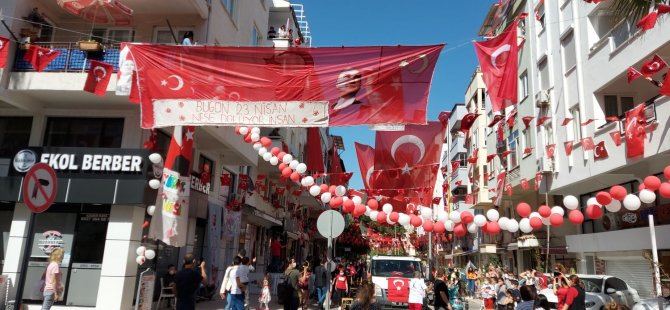 Marmaris’te 23 Nisan, 105 sokakta balkonlarda kutlandı