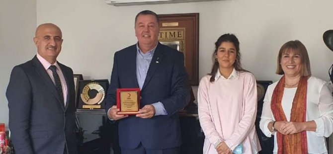 Kızılay'dan Baysal'a Plaket