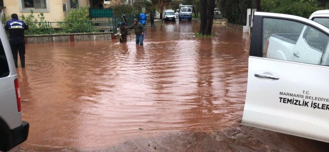 Marmaris’te aşırı yağış etkisini sürdürüyor