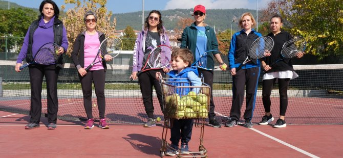 Menteşe Belediyesinden Ev Hanımlarına Ücretsiz Tenis Kursu