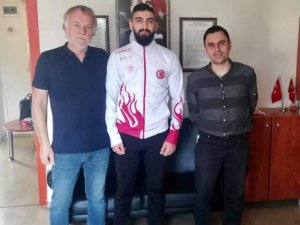 Türkiye Kickboks Şampiyonu Ak Partiyi ziyaret etti