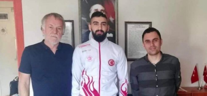 Türkiye Kickboks Şampiyonu Ak Partiyi ziyaret etti