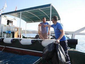 Büyükşehir Gökova Körfezinden İki Günde Beş Ton Çöp Topladı