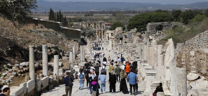 Büyükşehir Kitap Kulübü Üyelerinden Celsus Kütüphanesi’ne Ziyaret