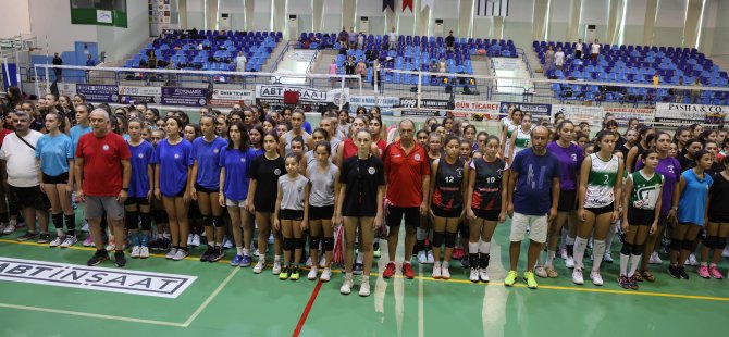 MİNİK VOLEYBOLCULAR ZAFER BAYRAMI İÇİN OYNADI