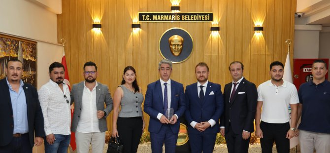 GENÇ İŞ İNSANLARI’NDAN BAŞKAN OKTAY’A PLAKET