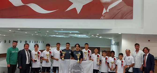 Marmaris Belediyesi Gençlik Spor Kulübü futbolcuları Kupaları Topladı