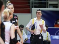 VakıfBank derbi zaferiyle liderliği garantiledi