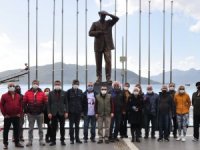 Marmarisli Gazeteciler Atatürk Anıtı önünde ‘ANDIMIZI’ okudu