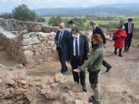 Vali Orhan Tavlı ve YİKOB Daire Başkanı Muhsin Eryılmaz Akyaka Ortaçağ Kalesinde İncelemelerde Bulundu