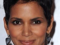 KANSERİ YENEN  ŞARKICI ŞİMAL ‘HALLE BERRY’ İMAJI İLE SEVENLERİNE MERHABA DİYOR