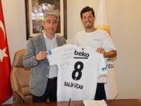 MARMARİSLİ FUTBOLCU SALİH UÇAN’DAN BAŞKAN OKTAY’A ZİYARET